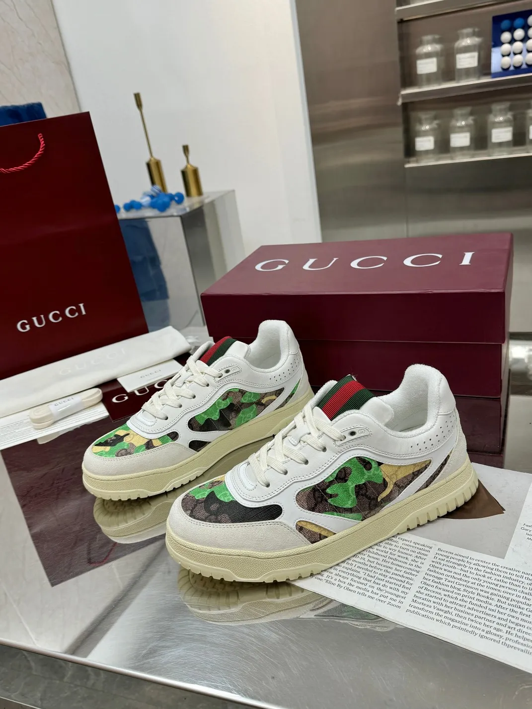 Men's Men's Shoes 💰640 Gucci Gucci's latest hot-selling series of high and low-top distressed couple sneakers are shipped. The originals are purchased, developed and manufactured. This high-low top sneaker adopts a basketball-style silhouette design, cleverly integrated with hollow panels and distressed effects, showing its unique ingenuity. The ingenuity incorporates brand logo details such as interlocking Double G styling accessories and Gucci lettering, a low-key tribute to the brand's design heritage.  ▪️ Fabric: Original custom imported first-layer cowhide ▪️ Lining: Sweat-absorbent and deodorant towel lining ▪️ Sole: Original molded TPU sole ▪️ Sole thickness: 3cm ▪️ Size: Female 36-40 Male 39-46 (35 Female 41 Male 38 46 customized)